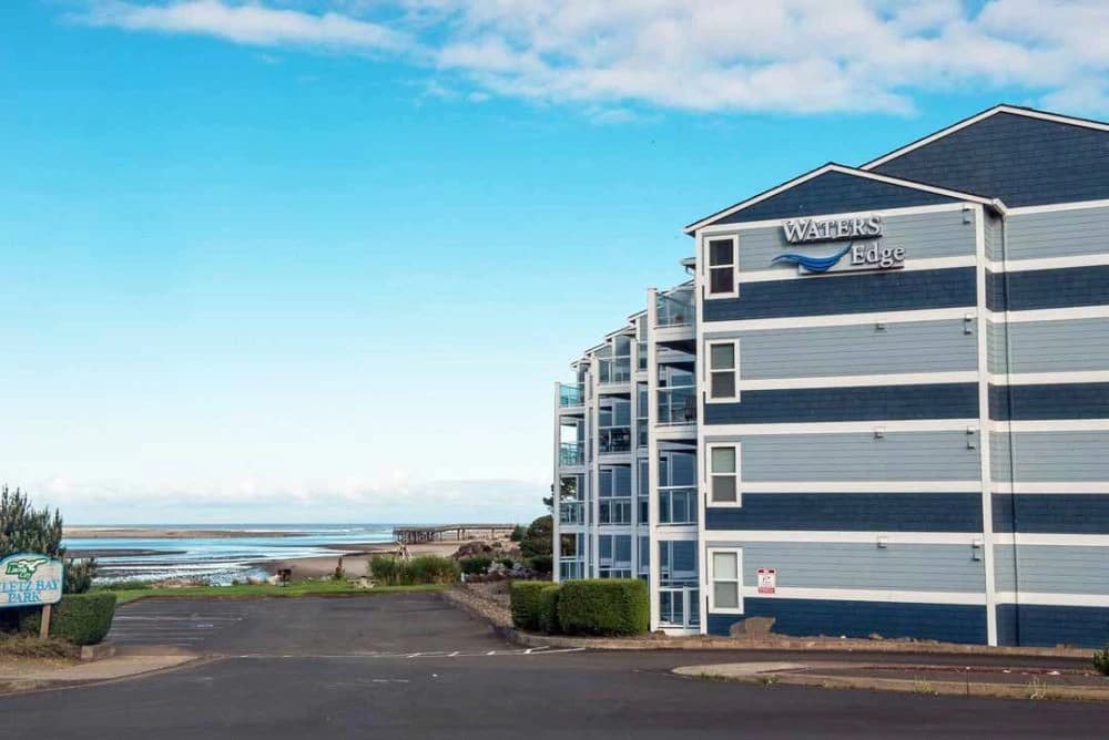 Waters Edge Condos - Siletz Bay & Ocean Views — Waterfront resort exterior