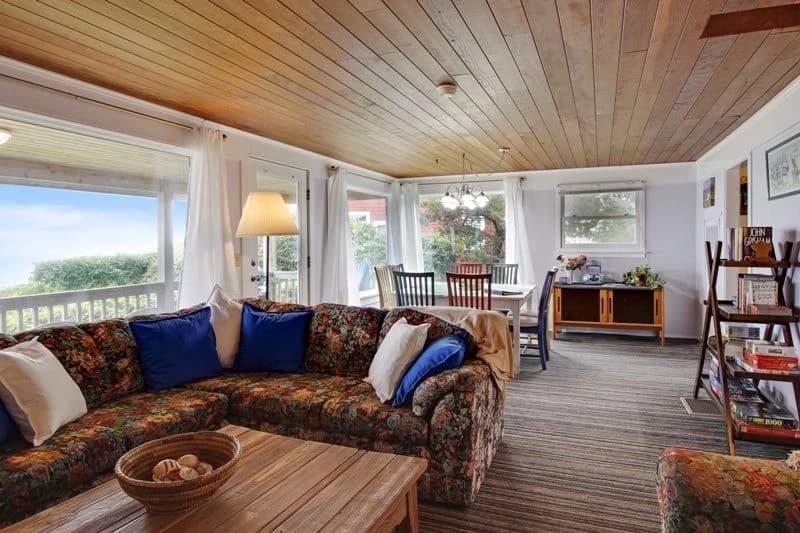 Sunroom with panoramic views