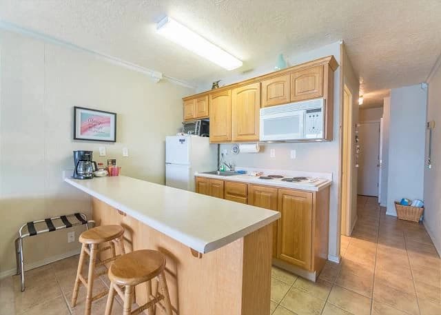 Kitchen with breakfast bar