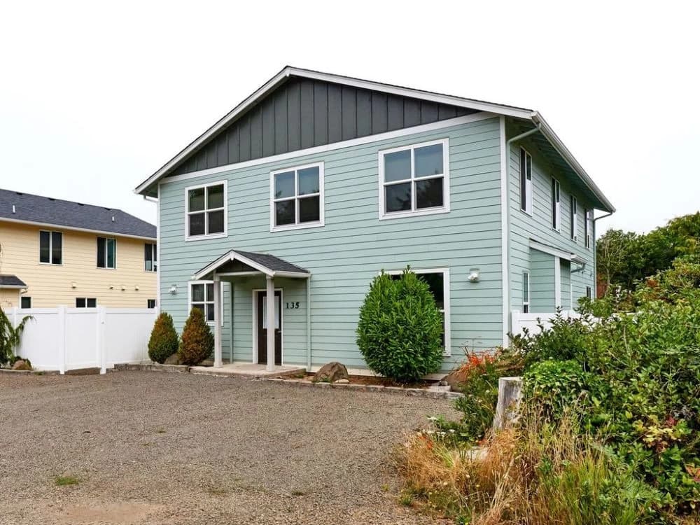 Lincoln Beach Retreat - SwimSpa, Game Room, 10 Bedrooms — Coastal home exterior
