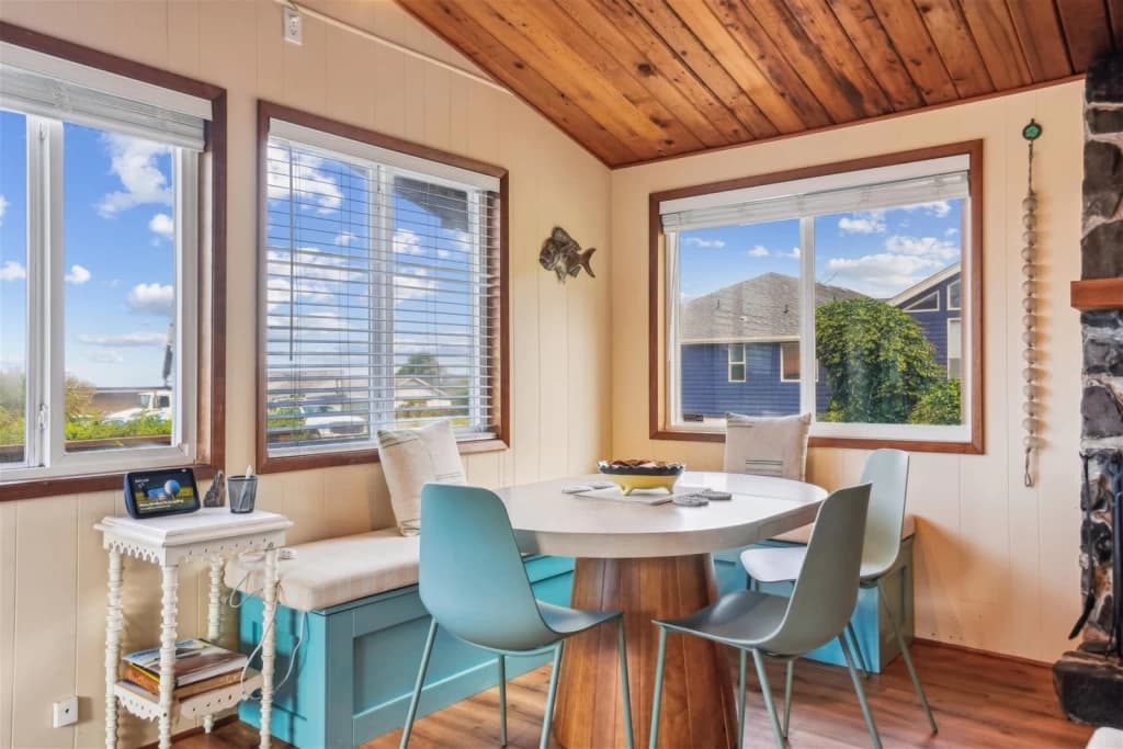 Waterfront dining nook