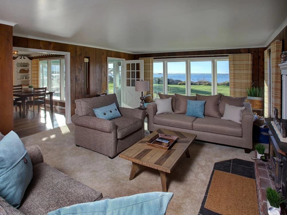 Mountain-view living room