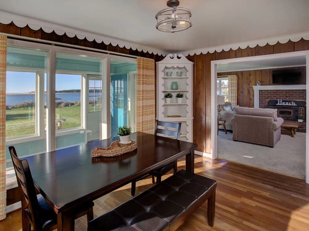 Waterfront dining room