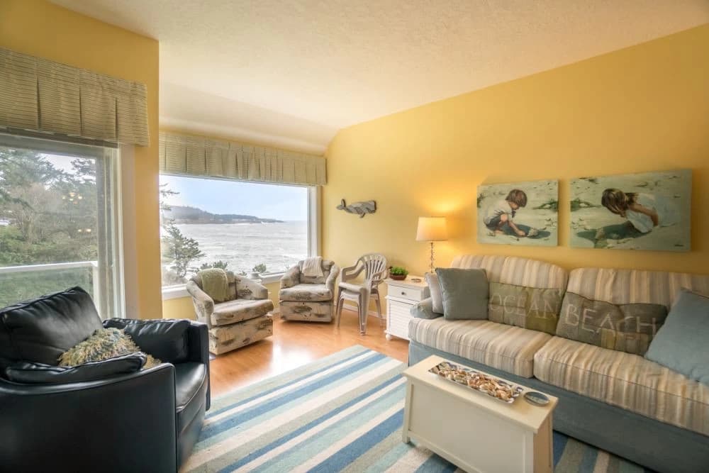 Salt Therapy - Spectacular Cliffside Views — Ocean-view living room