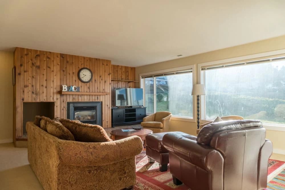 Mountain-view living room