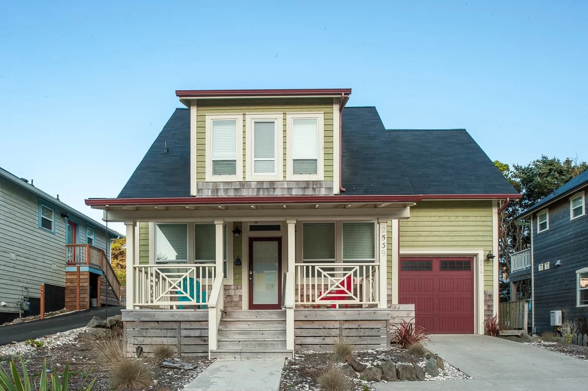 A Bit of R'n R- Hot Tub, Fire Pit, Olivia Beach — Charming coastal home exterior