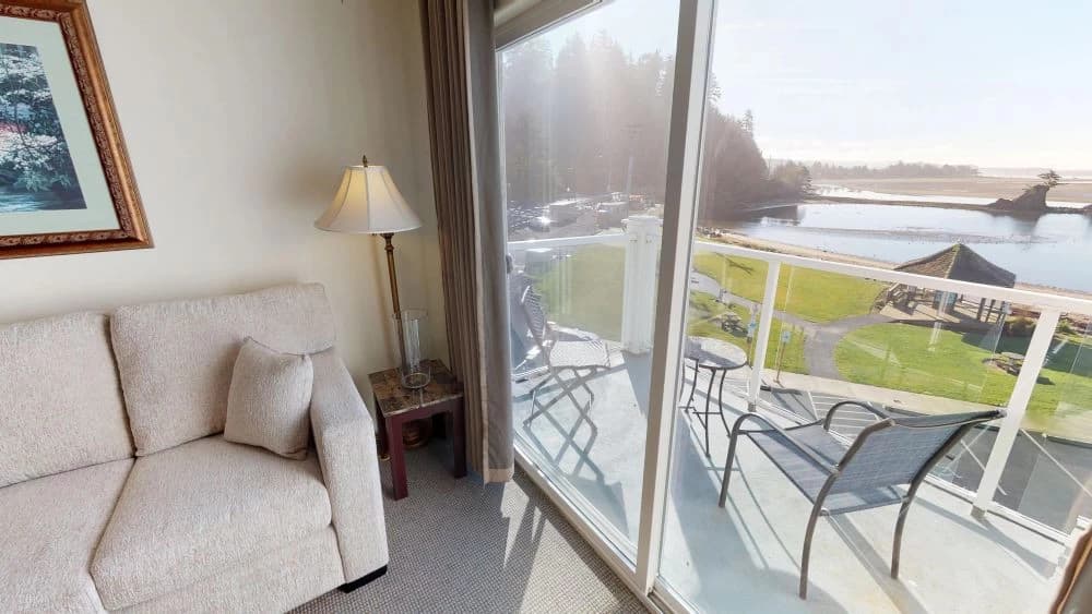Waters Edge 402 — photo 3