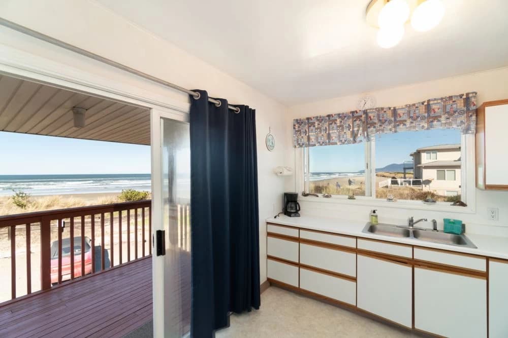 Beach-view kitchenette
