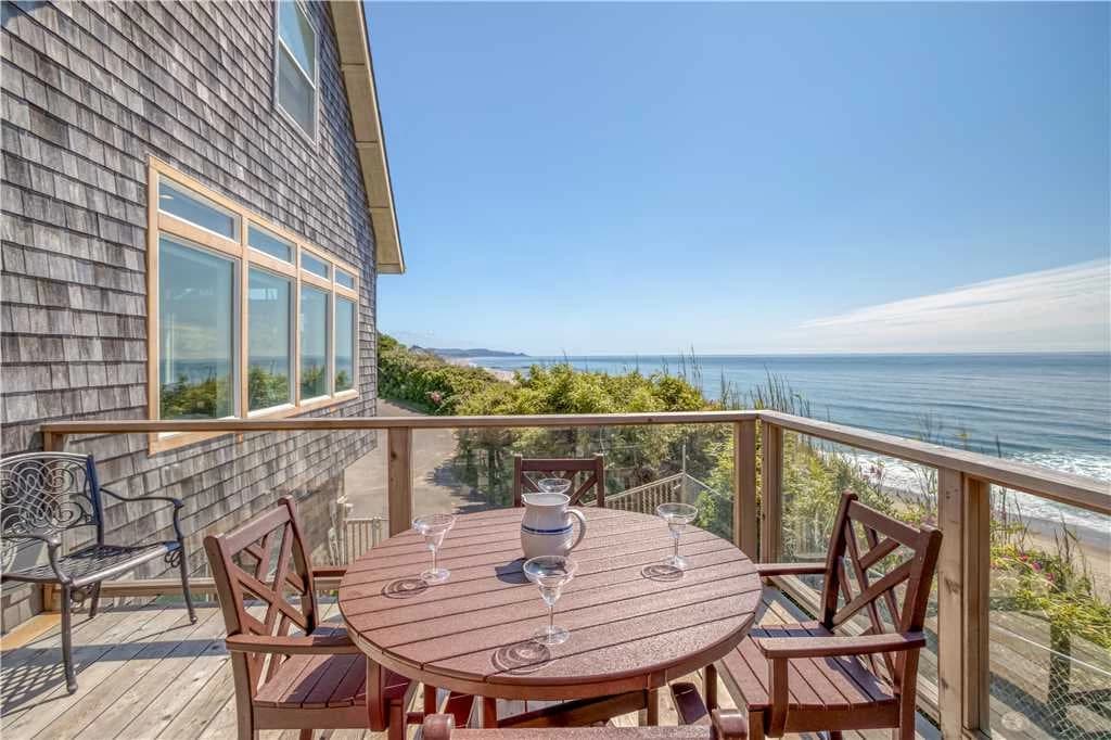Lincoln Lighthouse - Hot Tub, Fenced Yard — Ocean-view deck dining