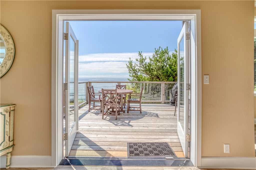 Oceanview deck with seating
