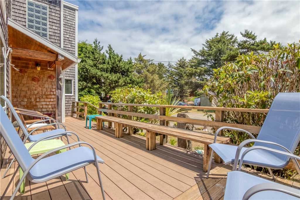 Spacious back deck with seating