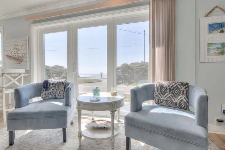 Ocean view sitting area