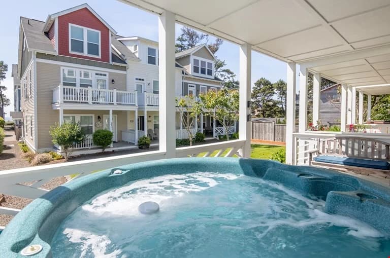 Dolce Vita - Bella Beach — Covered porch hot tub