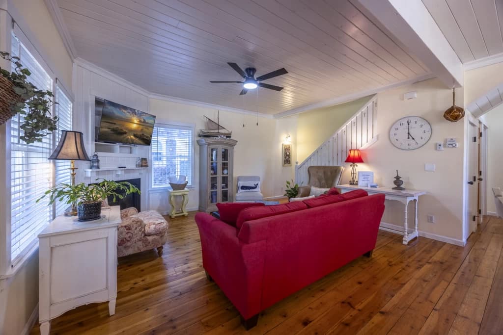 Barefoot Bungalow + Carriage House | Hot Tub | Pet-Friendly | Spacious BRs — photo 3