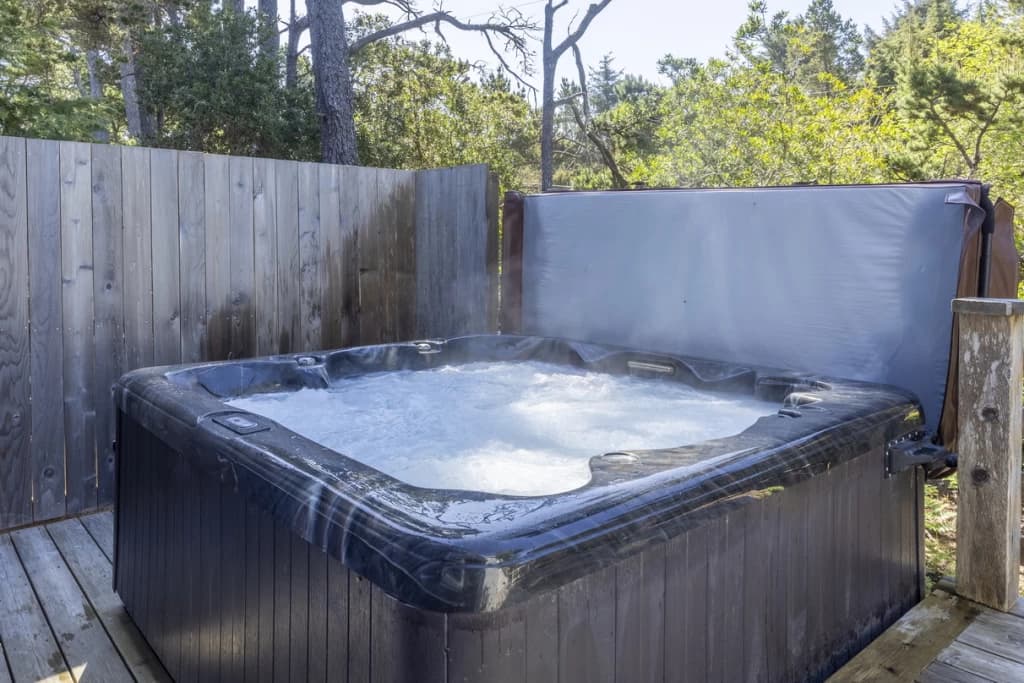 Barefoot Bungalow + Carriage House | Hot Tub | Pet-Friendly | Spacious BRs — photo 2