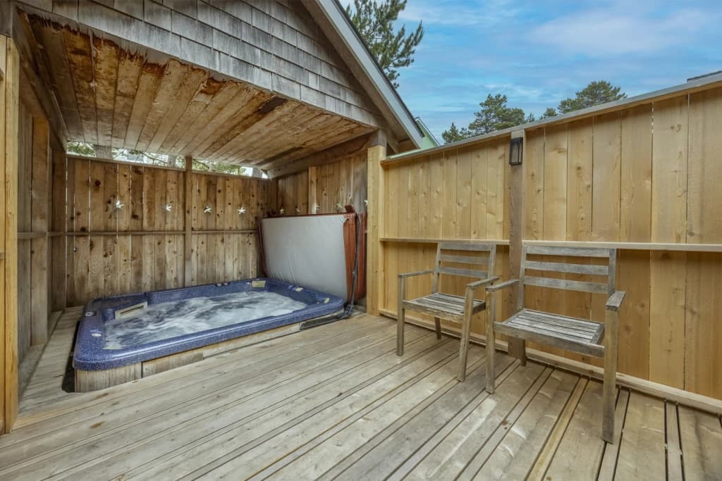 Private hot tub deck