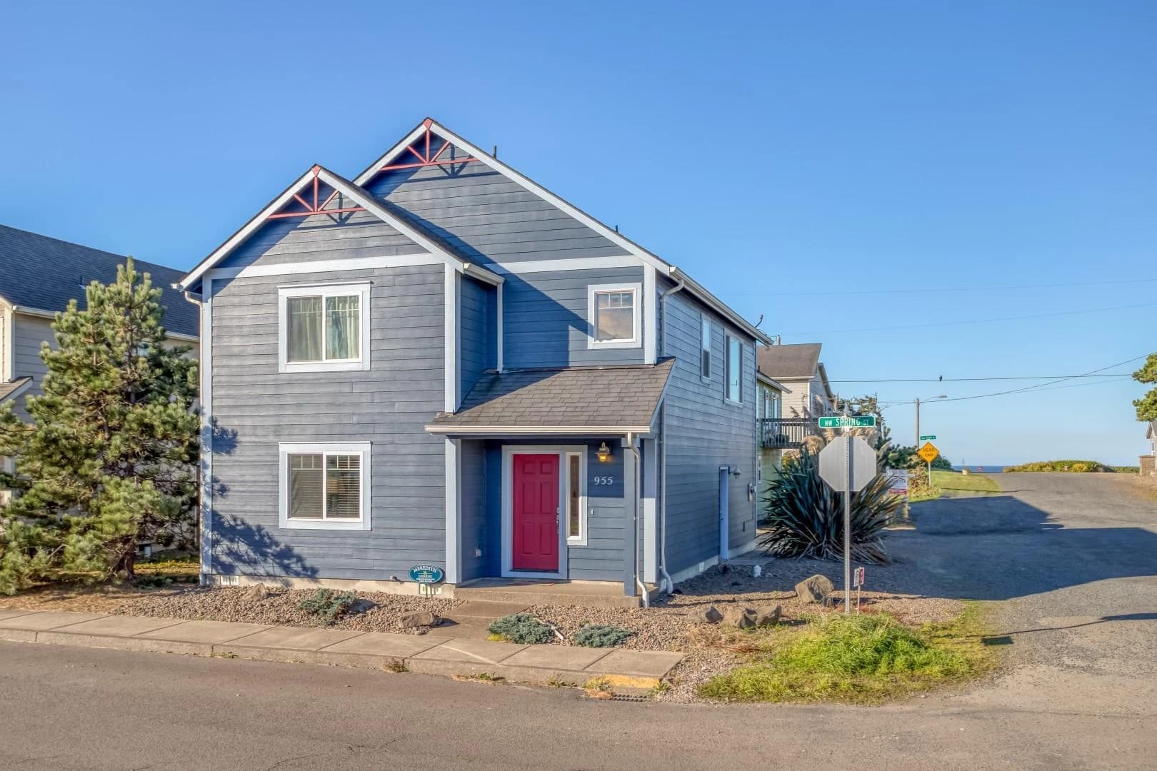 Nye Beach Nest — Beachside blue cottage