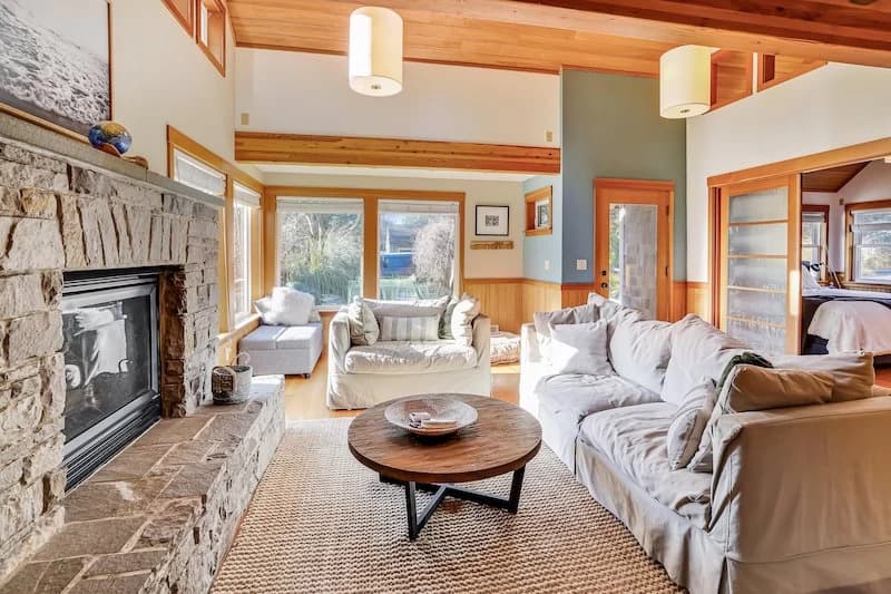 Spacious living room with fireplace