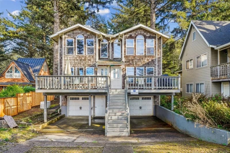 Haystack Villa - New Dog Friendly Listing! — Coastal duplex exterior