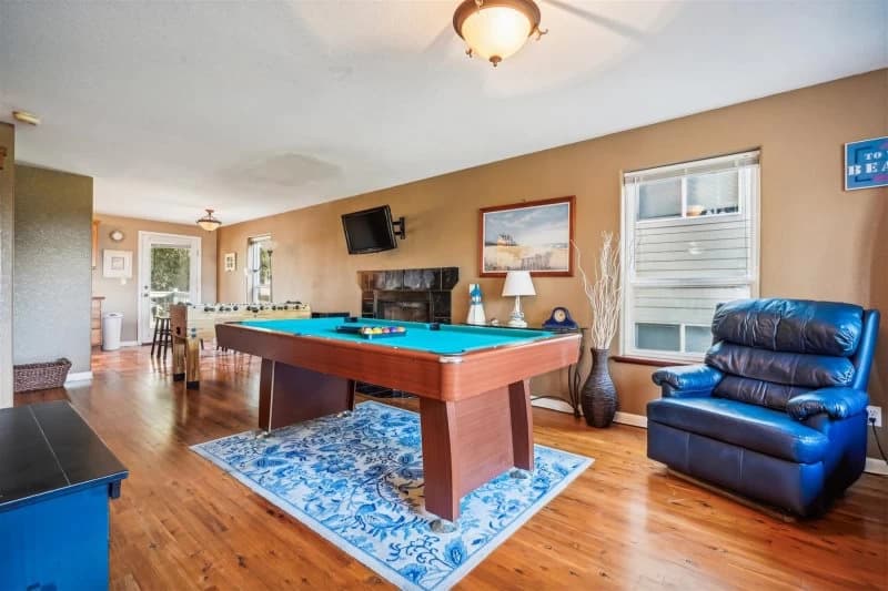 Recreation room with pool table