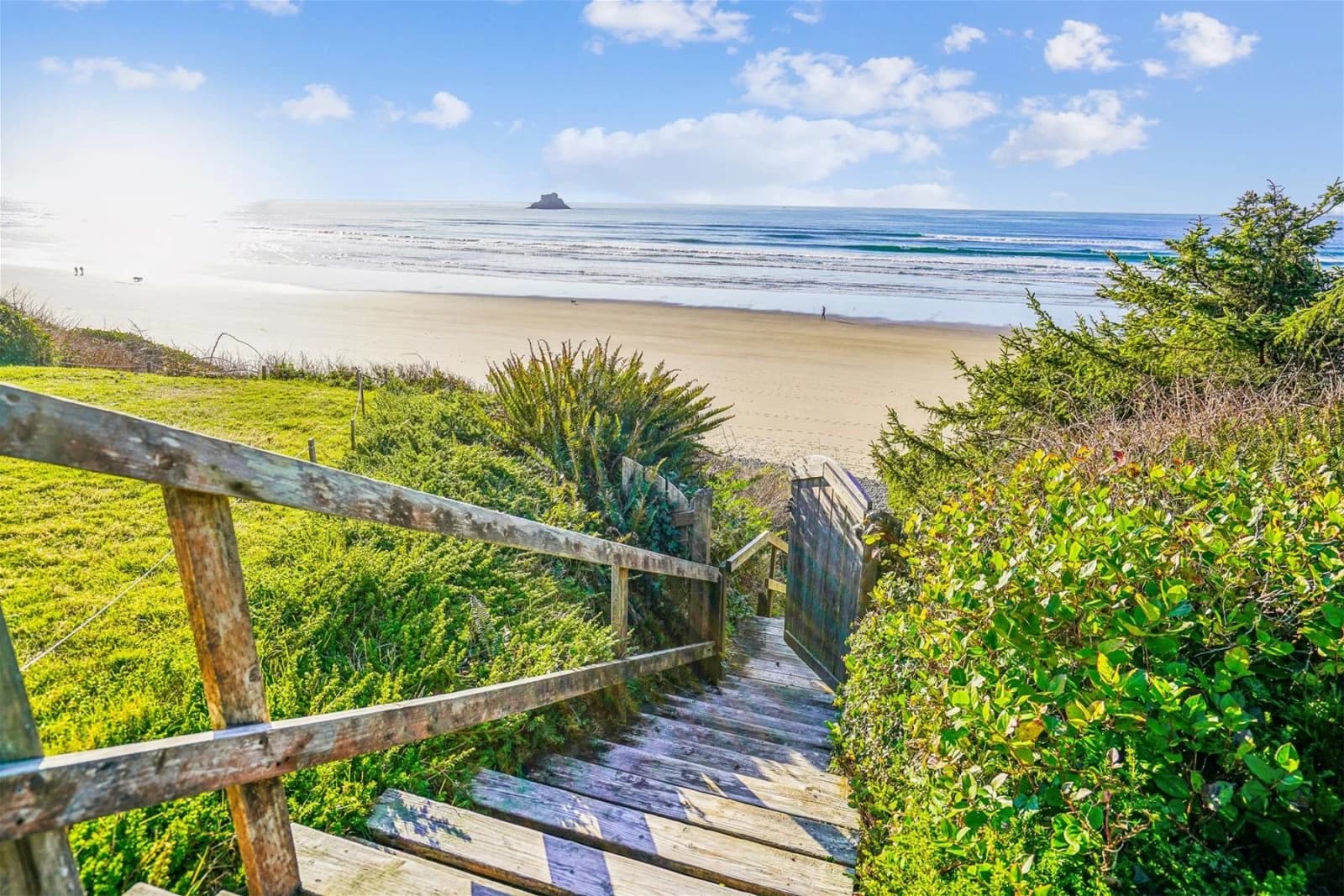 Beach Haven Arch Cape - Oceanfront — Beach access boardwalk view