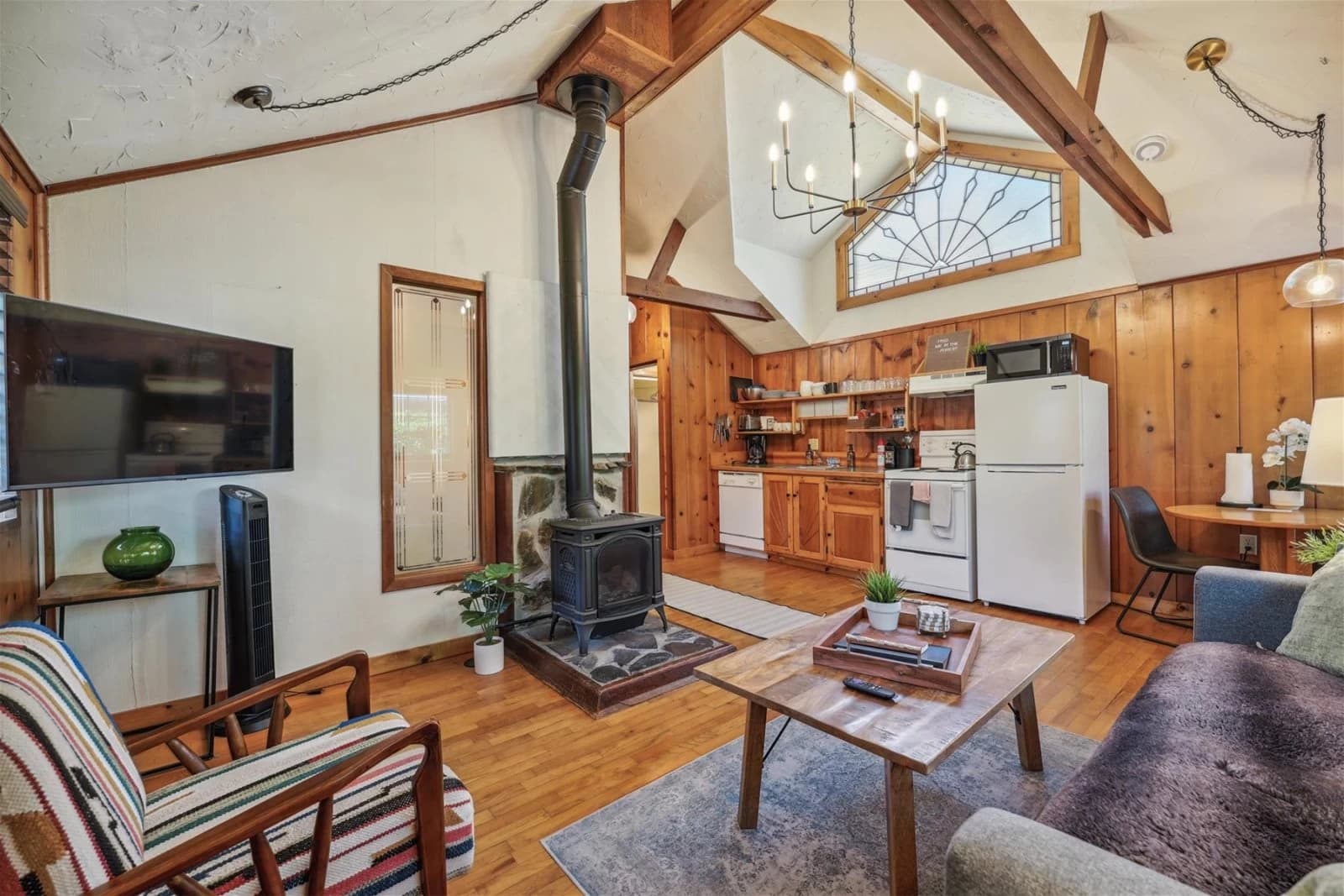The Harrison Inn* Artist's Cottage - New, Walk to Everything! — Open-concept living area with stove