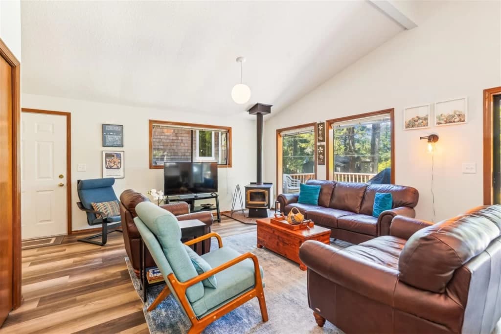 Spacious living room with fireplace