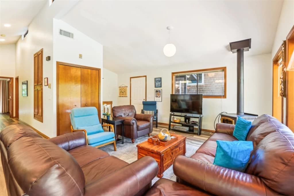 Spacious living room with leather seating