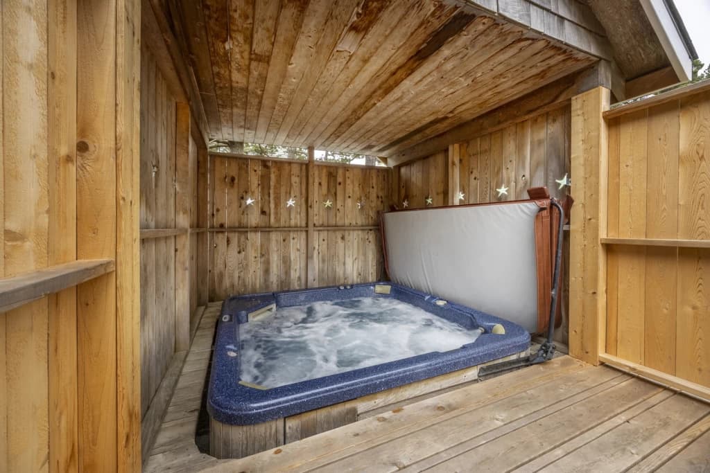 Private hot tub shelter