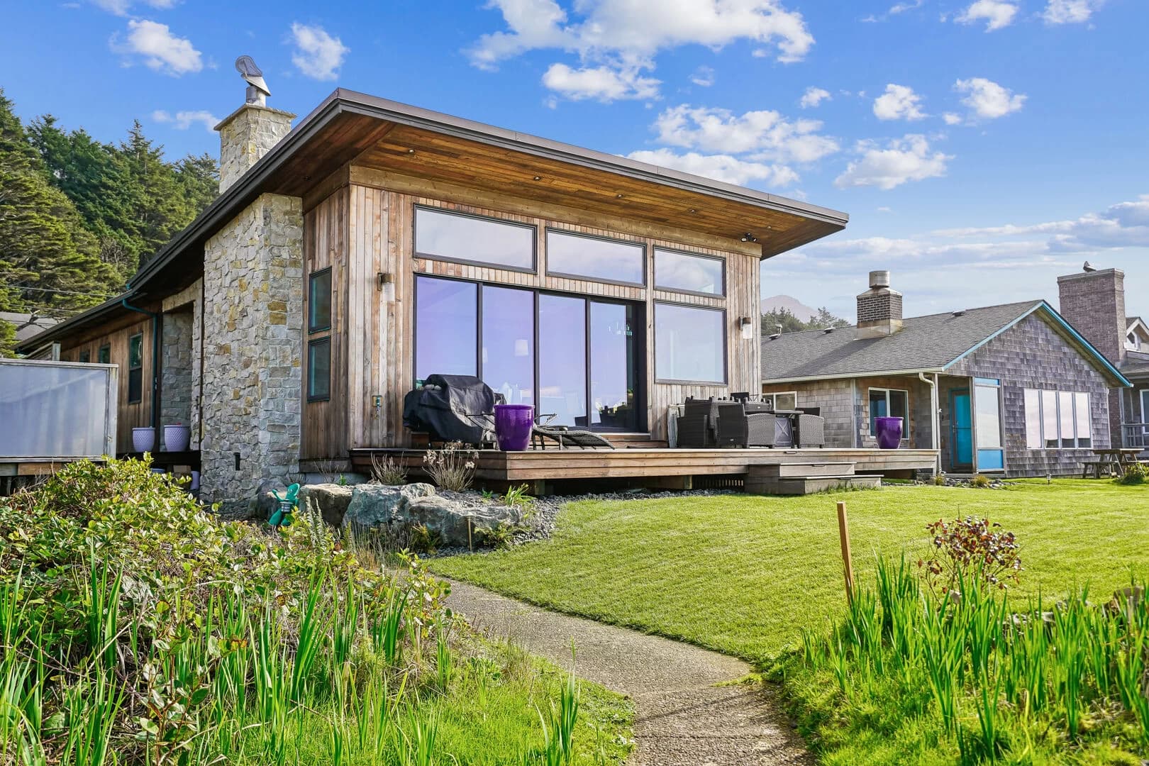 Pacific Paradise - New Oceanfront Listing! — Modern waterfront cottage