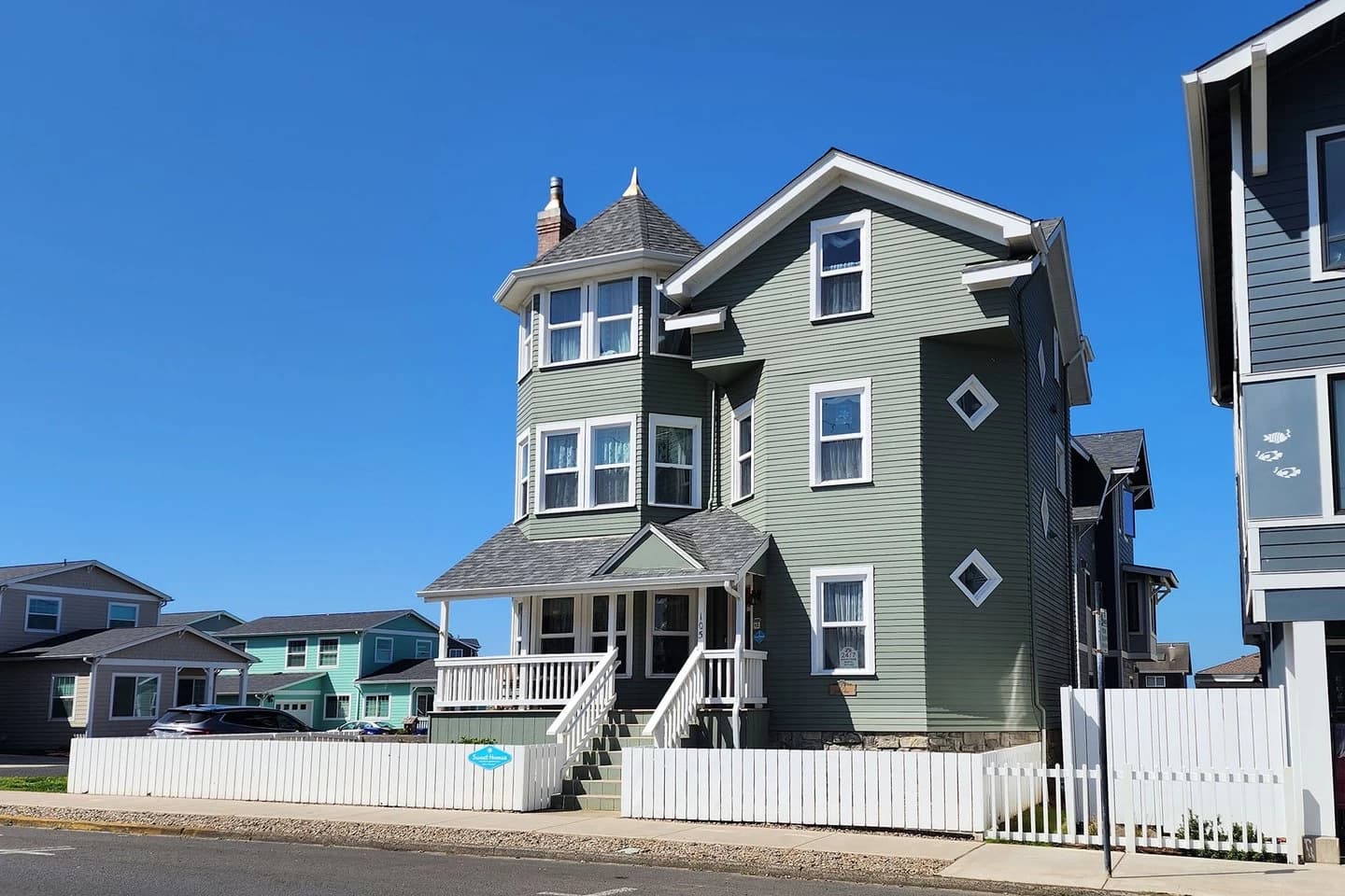 Endeavour House | 2 Bedroom | Sleeps 4 | Walk to Beach — Victorian turret house exterior
