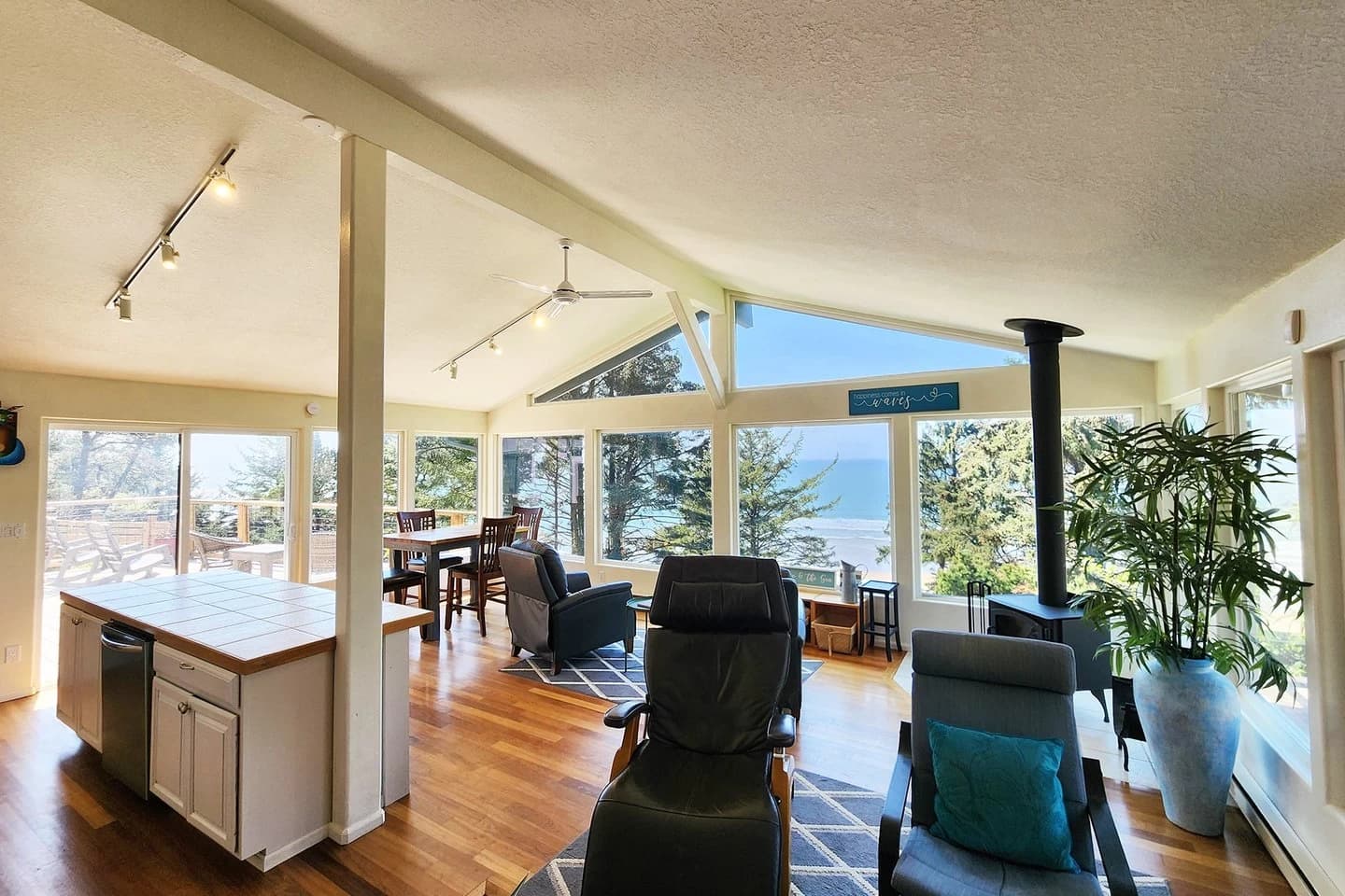 Otter Rock Hideaway | Ocean View — Ocean-view great room