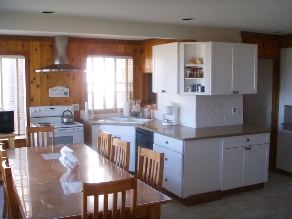 Open concept kitchen and dining area