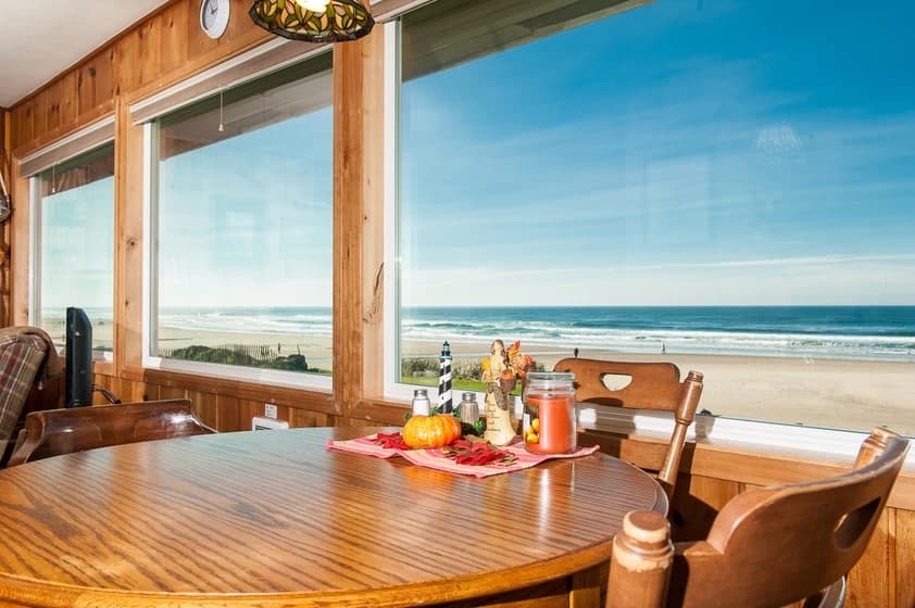 Beach Bungalow - Roads End, Direct Beach Access