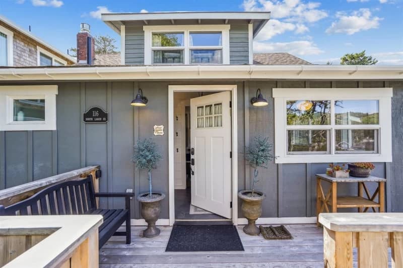 Larch St Cottage - 1 Block to Beach & Downtown