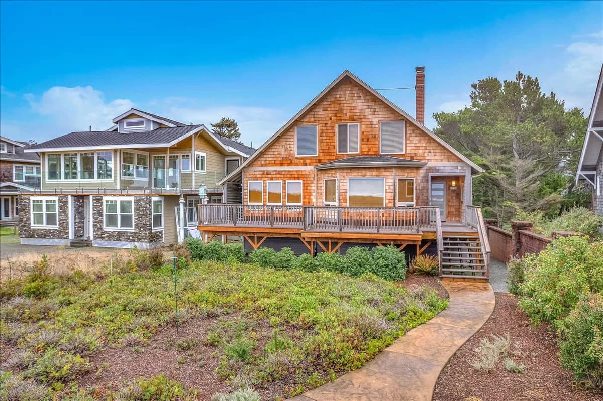 Alan's Beach House - Beachfront on the Prom