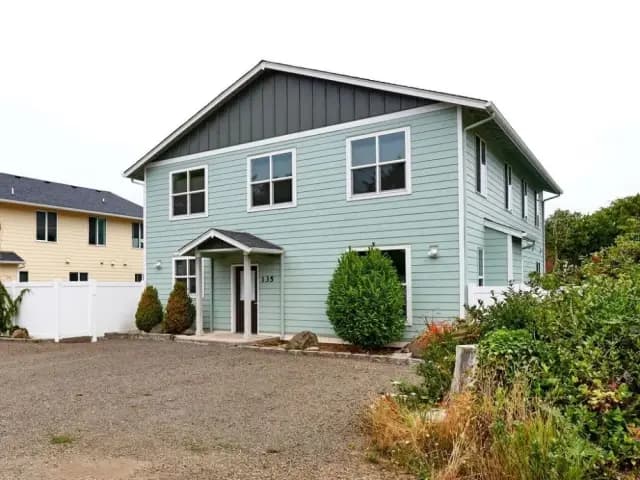 Lincoln Beach Retreat - SwimSpa, Game Room, 10 Bedrooms