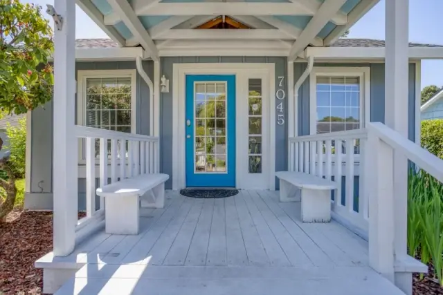 Blue Pineapple - Private Fenced Yard — photo 1