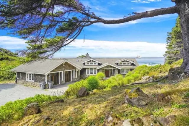 Cove Beach Lodge