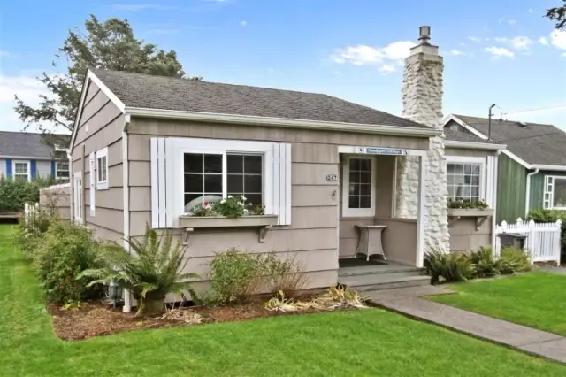 Sandpiper Cottage - Pet Friendly, Fenced Yard