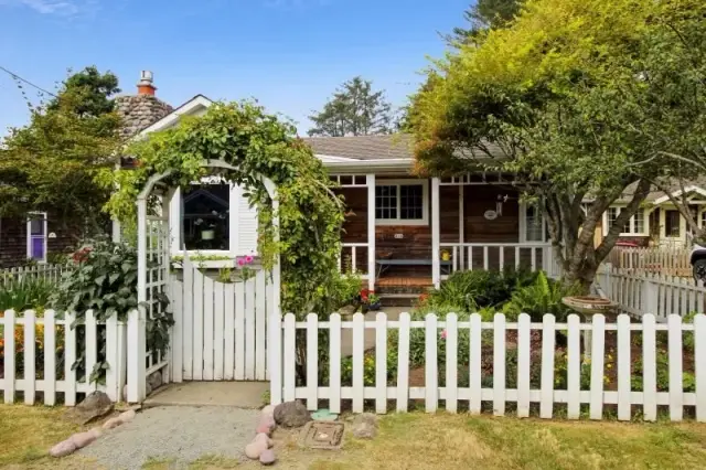 Lil Bird Cottage - Fenced Back Yard