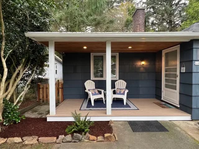 Chapman Point Cottage - Quiet Area, Hot Tub, 1Blk to the Beach