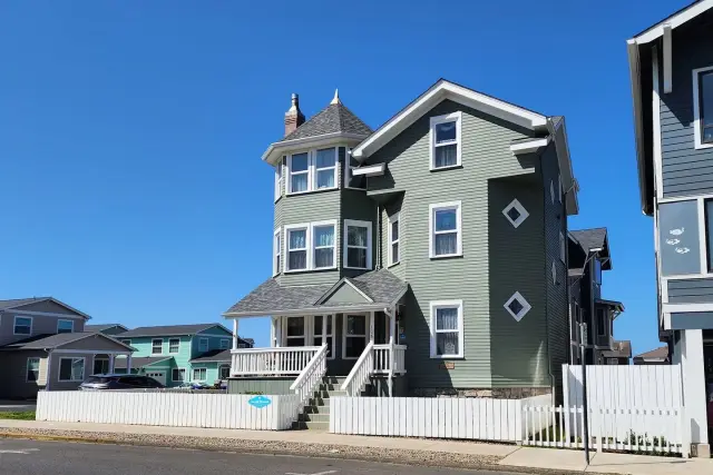 Endeavour House | 2 Bedroom | Sleeps 4 | Walk to Beach — photo 1