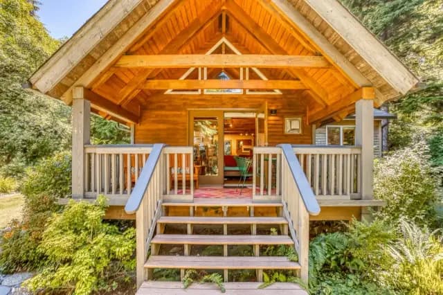Guinevere's Cottage - Walk to Town & the Beach!