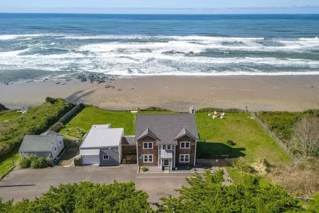 Stone's Throw - Large Groups ~ Guest Cottage & Hot Tub