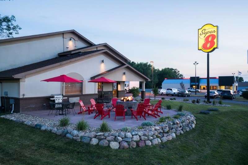 Super 8 | Vacation Okoboji