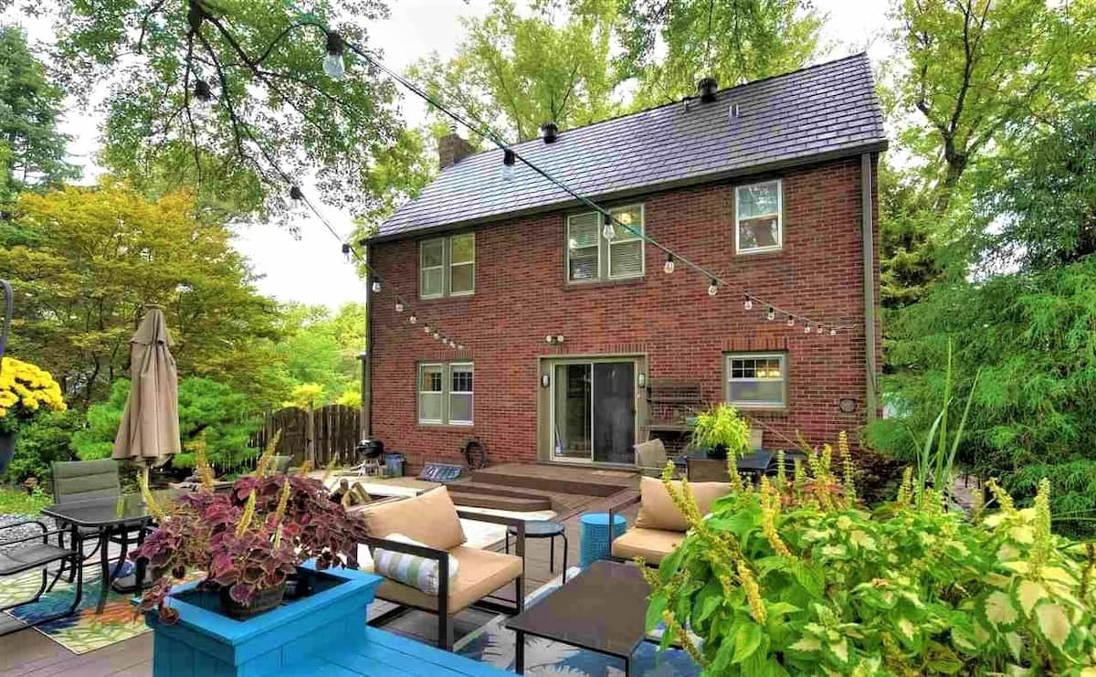 Peaceful Hillside Retreat, Firepit & Spacious Yard!