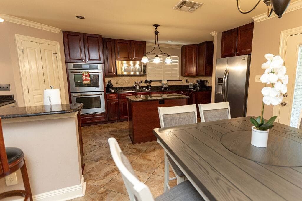 Lakeview New Orleans: Stylish 2 Bed 2 Bath Pet Friendly Home