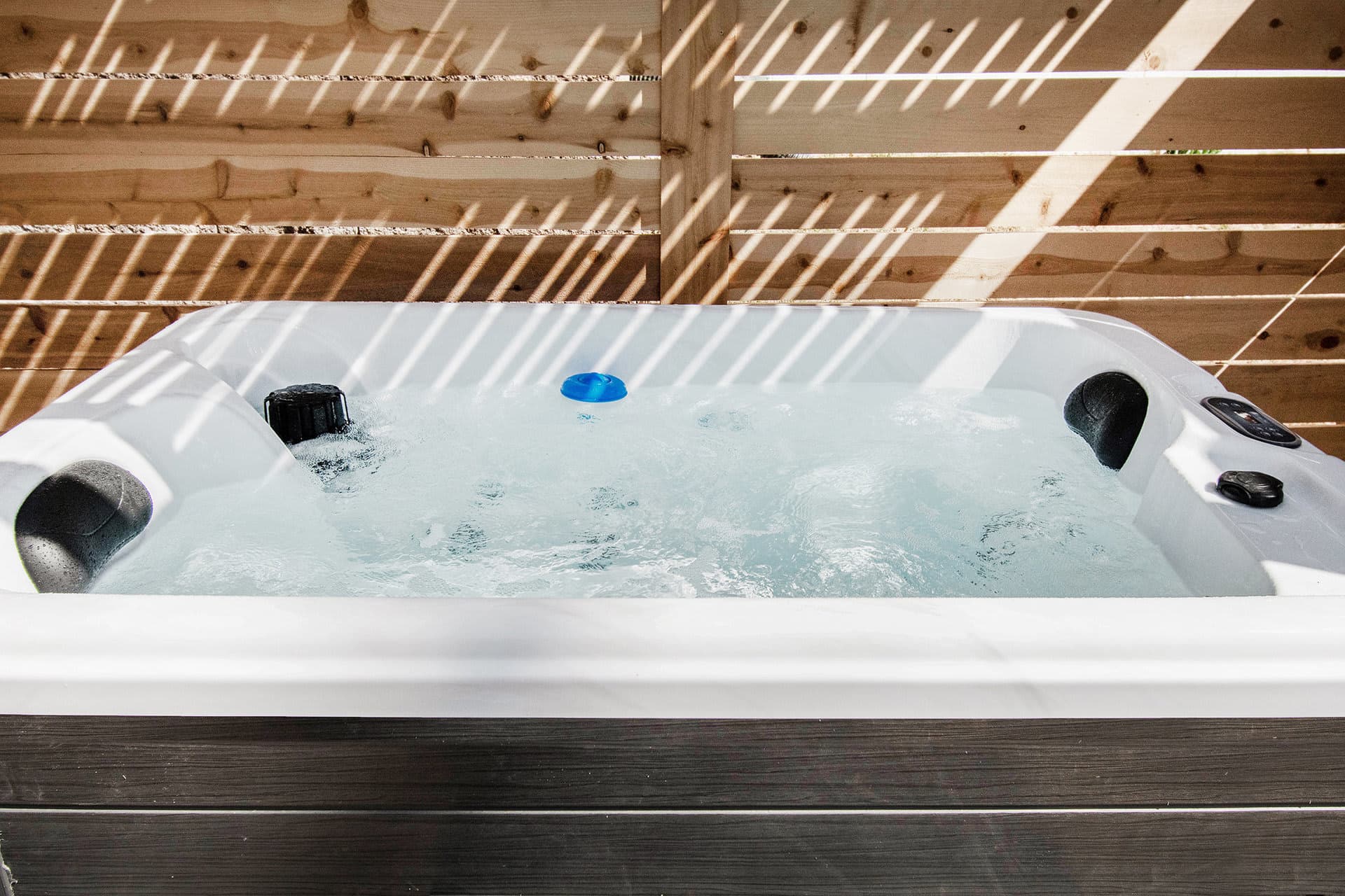 Modern Lux King Suite, w/ Hot tub, Central Omaha!