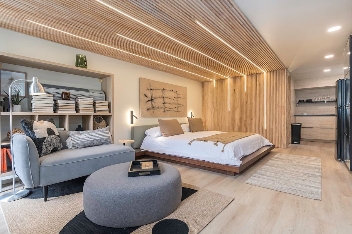 Lux Studio King Suite, Hot Tub, Heated Floors!